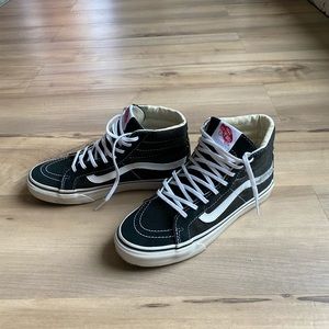 Women’s 7.5 Sk8 Hi Vans Black